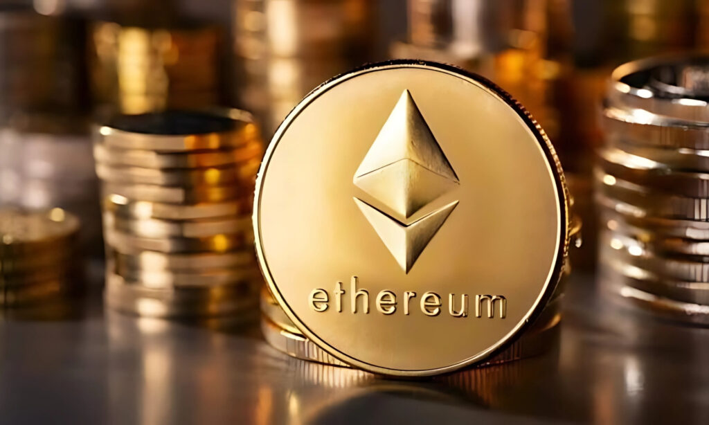 Moeda Ethereum Dourada em foco com pilhas de moedas desfocadas no fundo.